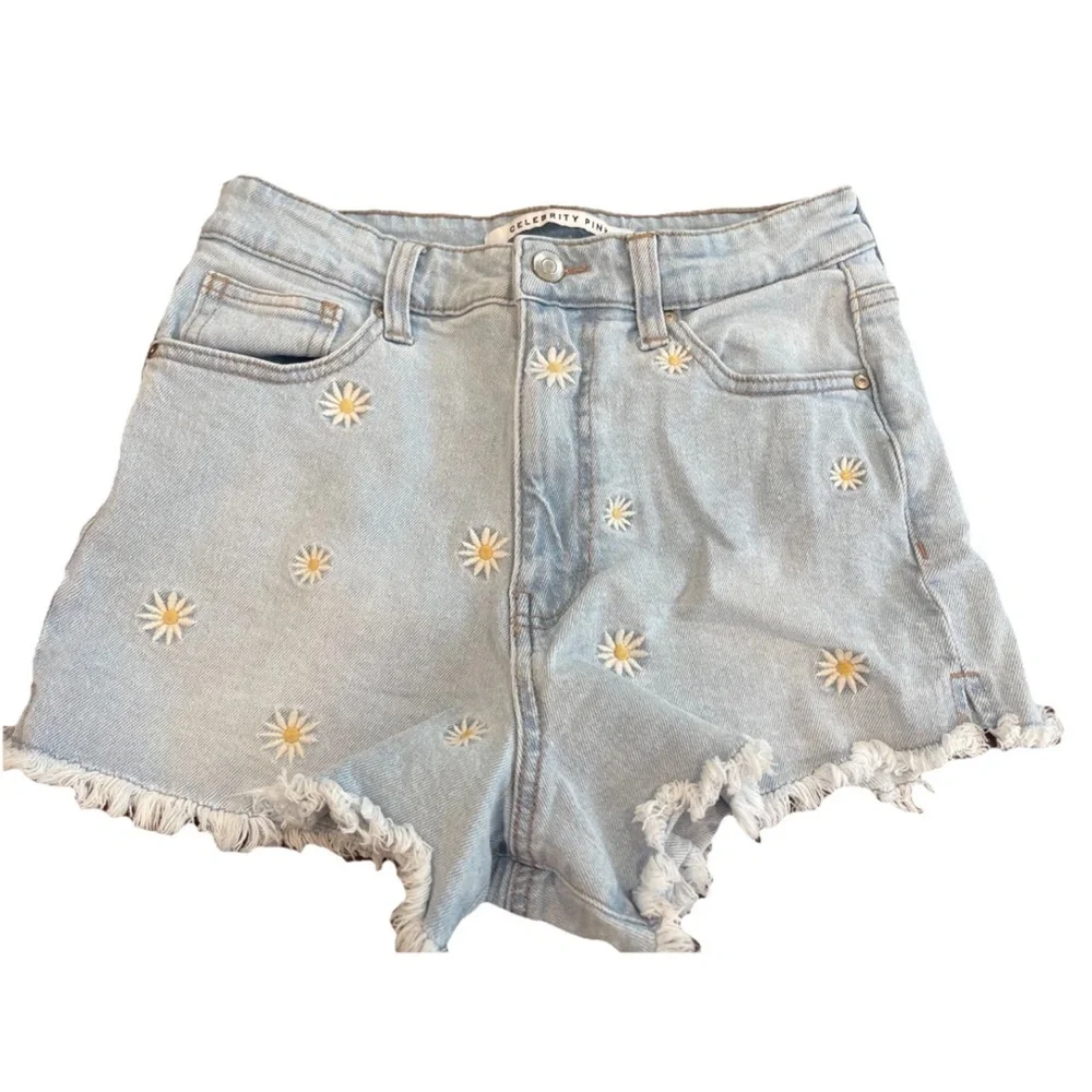Celebrity‎ pink daisy embroidered light wash denim jean shorts cutoff size 7/28